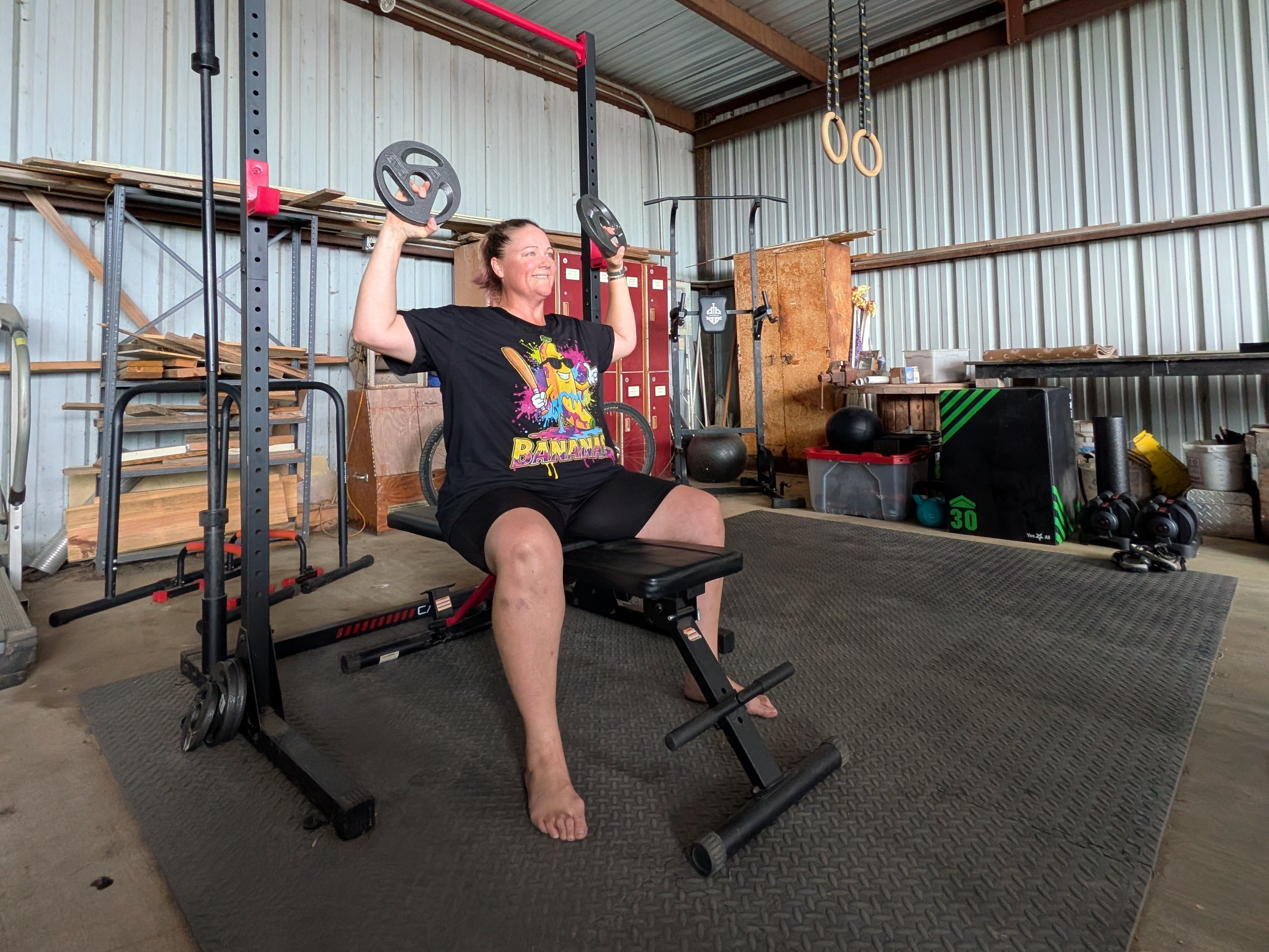 Lesli lifting weights.